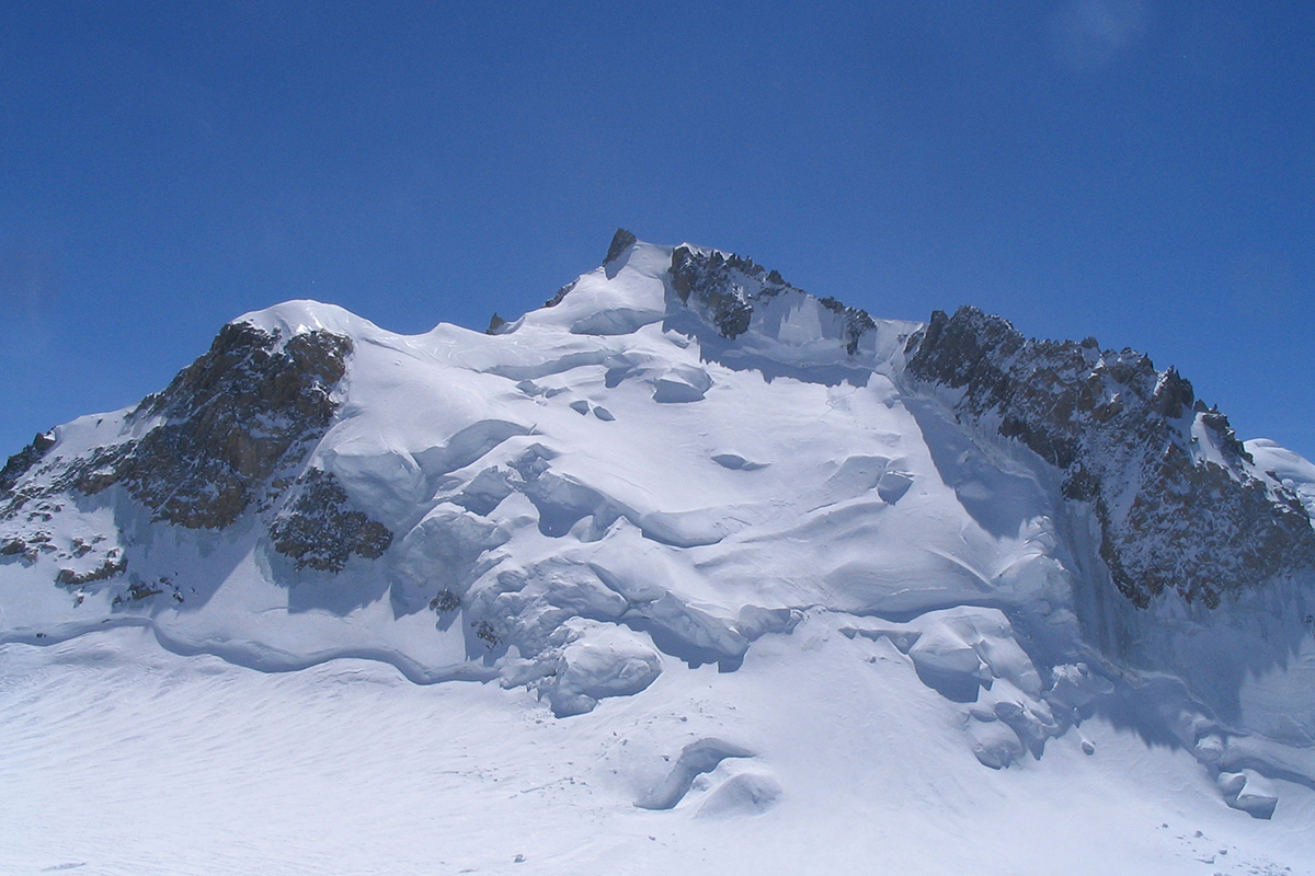Северные склоны вершины Mont Maudit, видна тропа между ледовых серкаво и крутой подъем на плечо вершины
