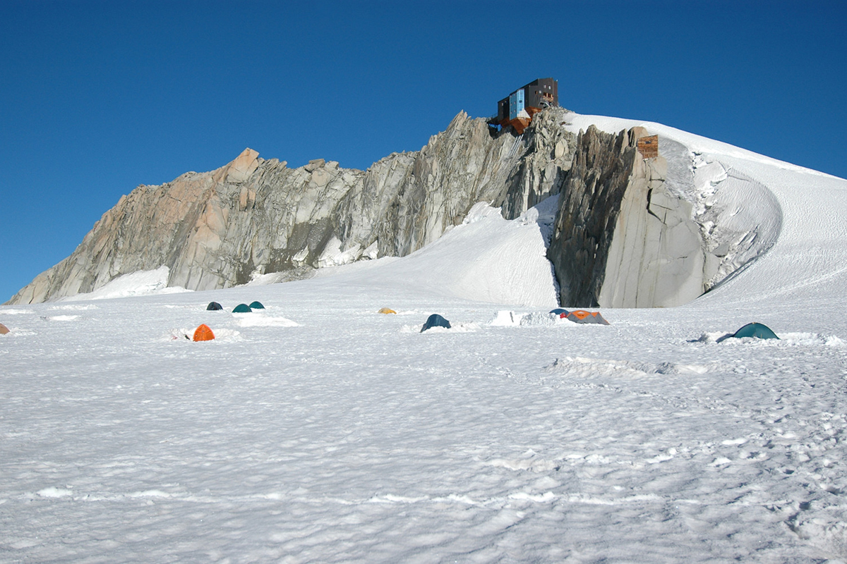 Палаточный лагерь на ледник восзле хижины Космик