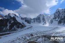 Бассейн ледника Ак-сай, в центре пик Свободная Корея